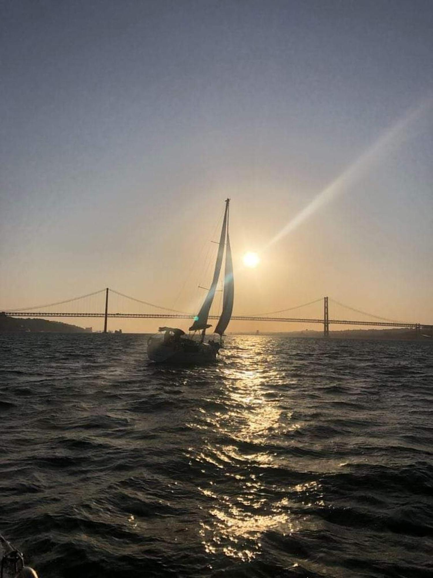 Be Local - Sleep Aboard The Santa Maria Sailing Boat In Lisbon Apartment ภายนอก รูปภาพ