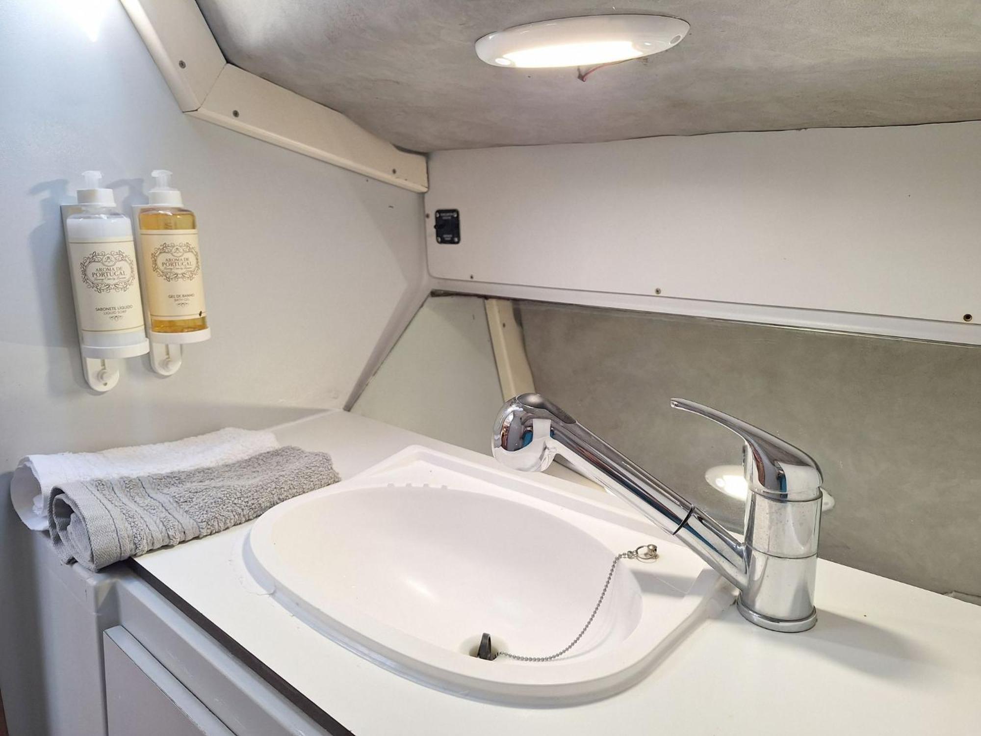 Be Local - Sleep Aboard The Santa Maria Sailing Boat In Lisbon Apartment ภายนอก รูปภาพ