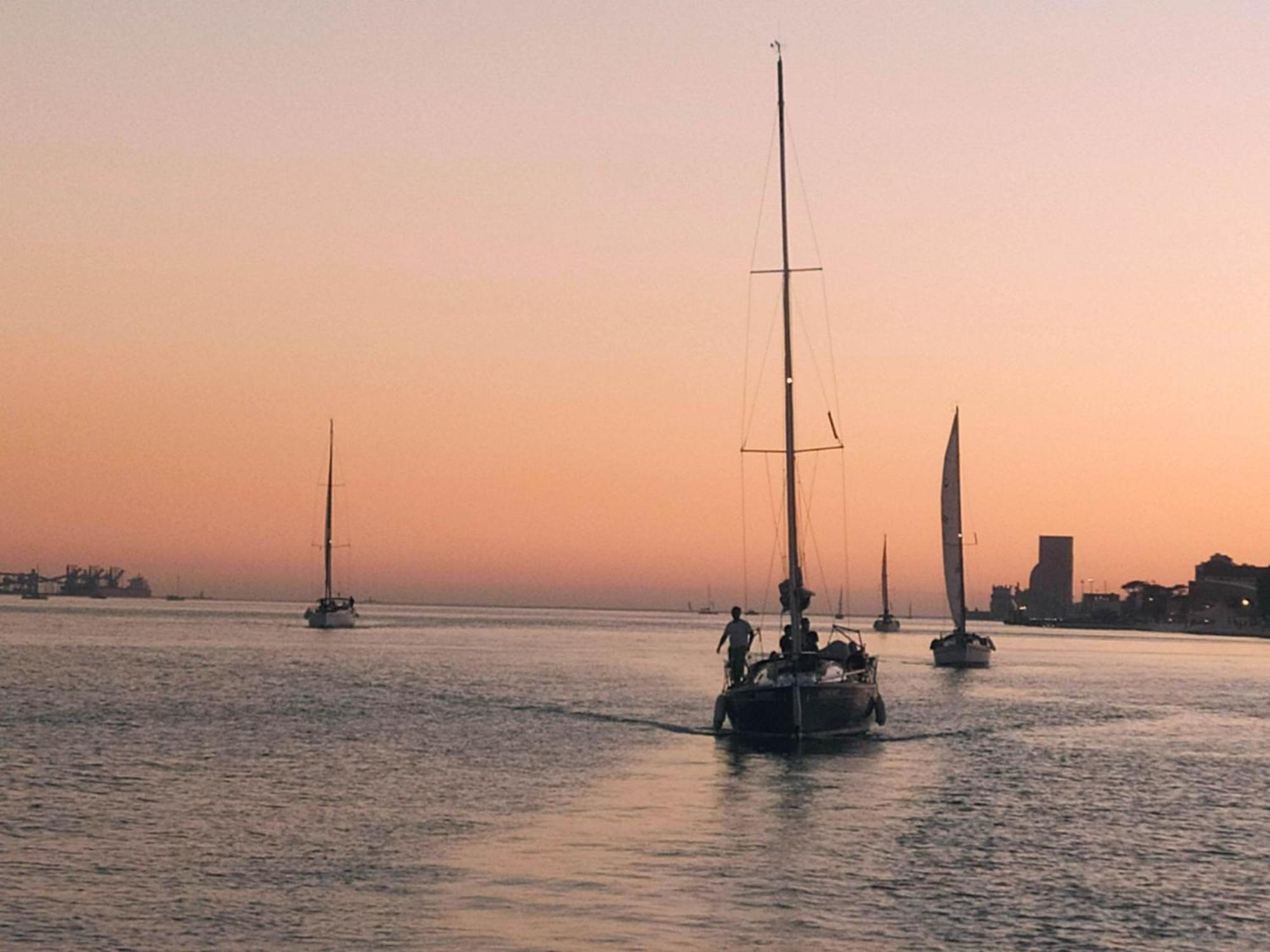 Be Local - Sleep Aboard The Santa Maria Sailing Boat In Lisbon Apartment ภายนอก รูปภาพ