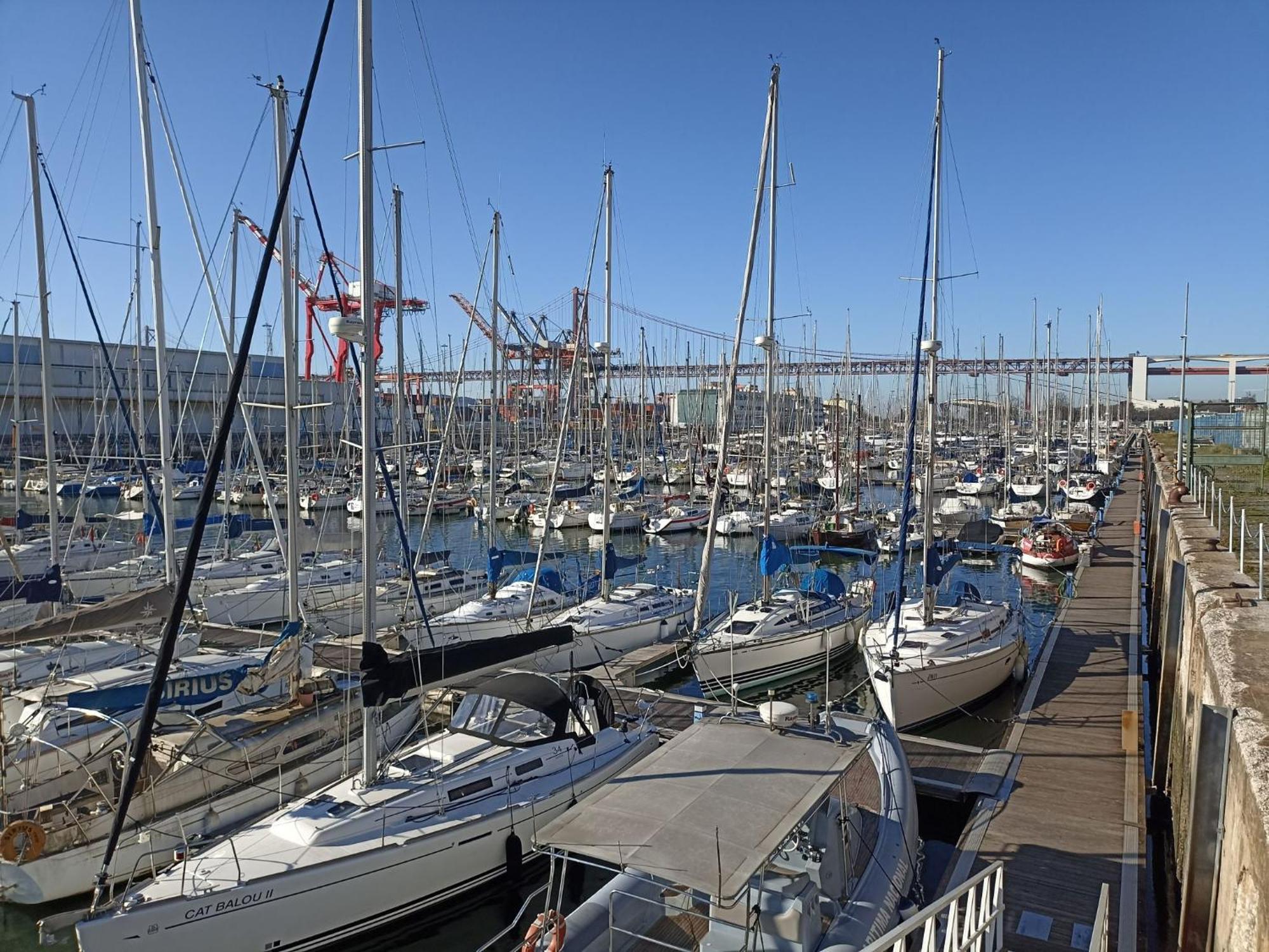 Be Local - Sleep Aboard The Santa Maria Sailing Boat In Lisbon Apartment ภายนอก รูปภาพ